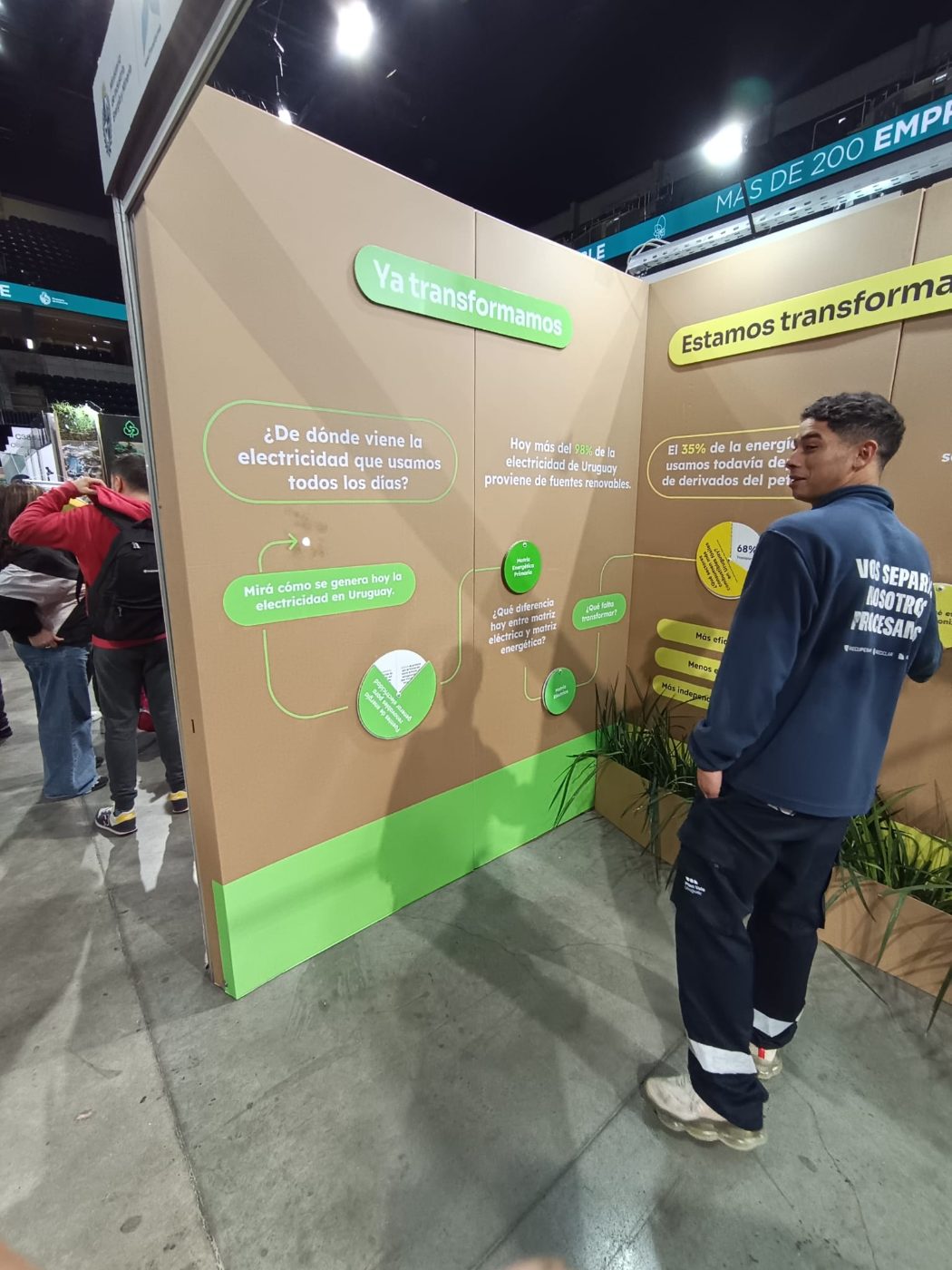 Compañero de Forward conversando con una visitante en el stand